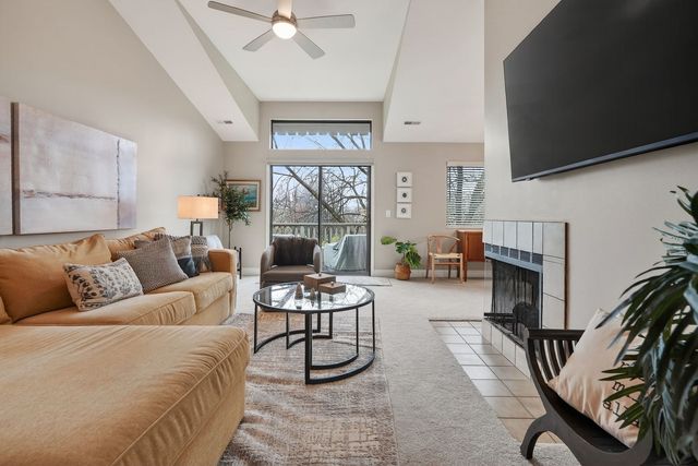 962 Shoreline Road 898, Lake Barrington, IL 60010
