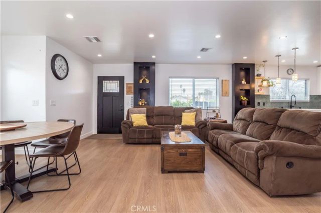 7410 Cozycroft Avenue, Winnetka, CA 91306