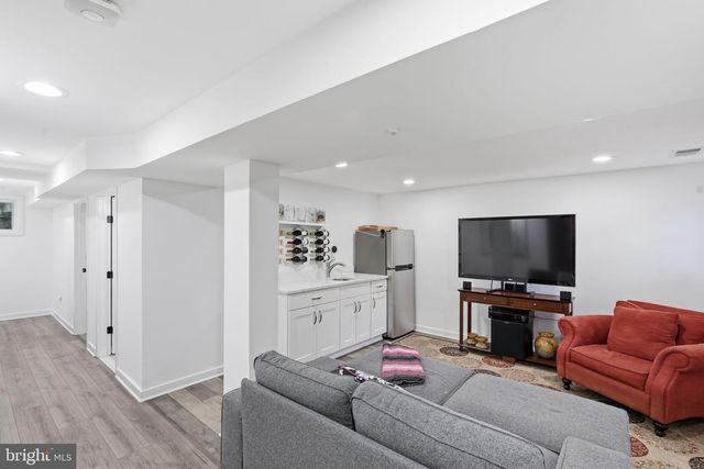 445 KENYON ST NW, Washington, DC 20010