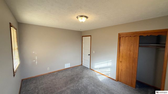 5548 N 61 Street, Omaha, NE 68104