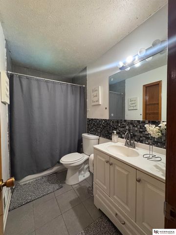 5548 N 61 Street, Omaha, NE 68104