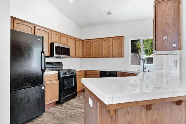 1742 Acacia Avenue, Sanger, CA 93657