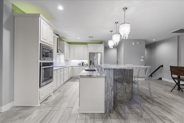 207 W 6th Street, Kemah, TX 77565