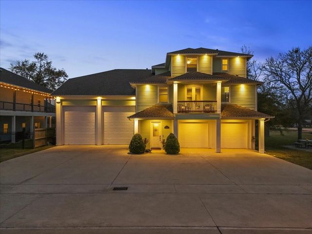 207 W 6th Street, Kemah, TX 77565