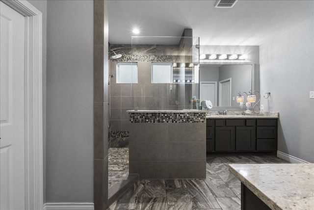 207 W 6th Street, Kemah, TX 77565