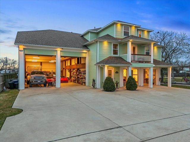 207 W 6th Street, Kemah, TX 77565