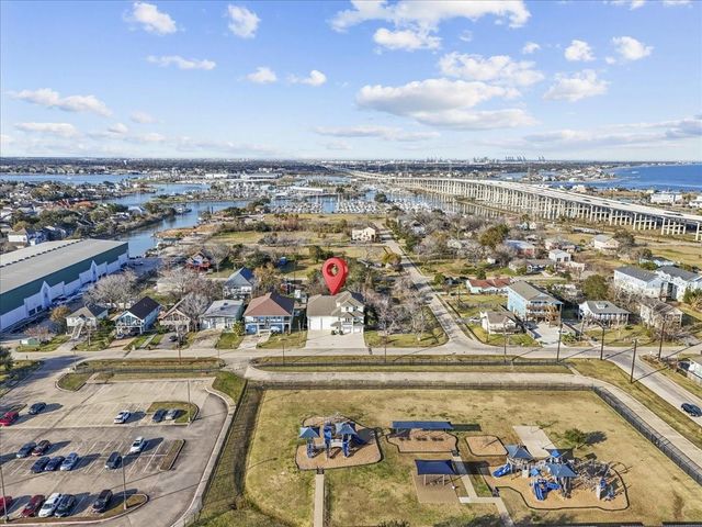 207 W 6th Street, Kemah, TX 77565