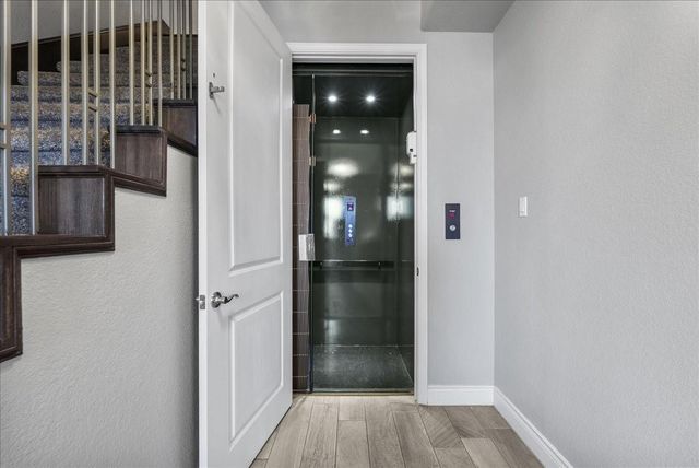 207 W 6th Street, Kemah, TX 77565