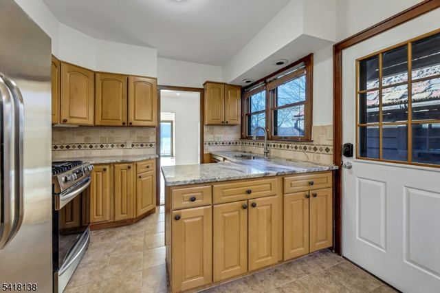 10 Lake Drive West, Wayne Twp., NJ 07470