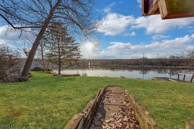 10 Lake Drive West, Wayne Twp., NJ 07470