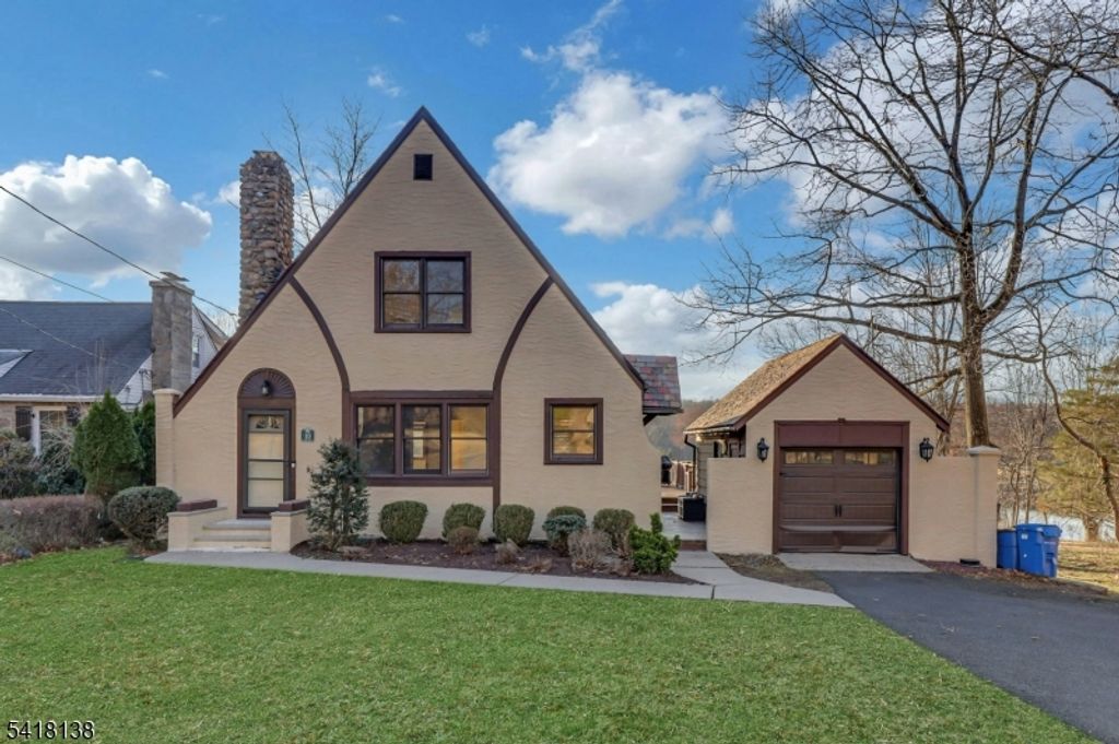 10 Lake Drive West, Wayne Twp., NJ 07470