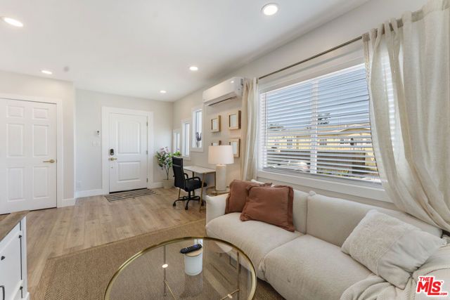 5726 Los Angeles Street, Oakland, CA 94608