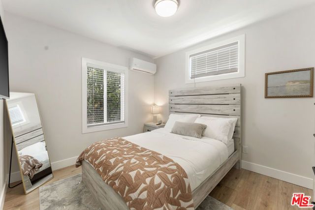5726 Los Angeles Street, Oakland, CA 94608