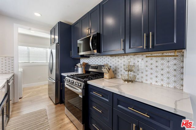 5726 Los Angeles Street, Oakland, CA 94608