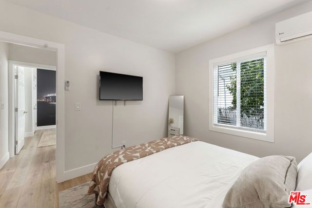 5726 Los Angeles Street, Oakland, CA 94608