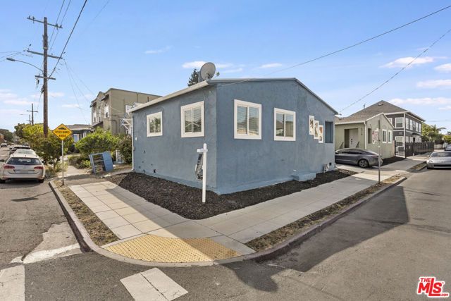5726 Los Angeles Street, Oakland, CA 94608