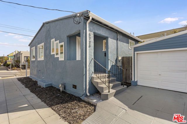 5726 Los Angeles Street, Oakland, CA 94608