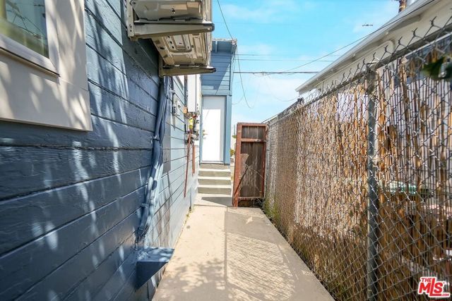 5726 Los Angeles Street, Oakland, CA 94608