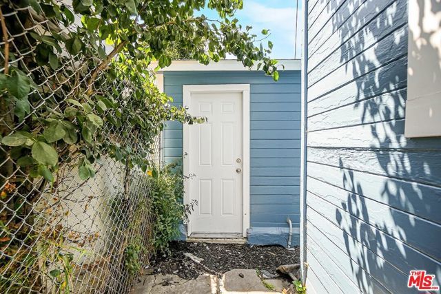 5726 Los Angeles Street, Oakland, CA 94608