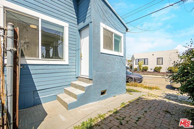 5726 Los Angeles Street, Oakland, CA 94608