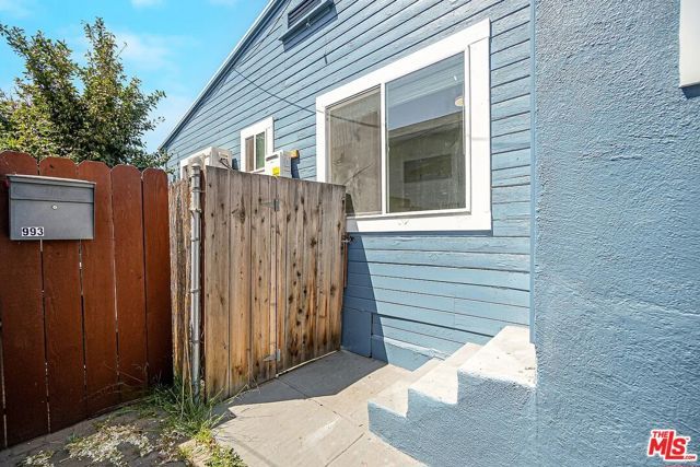5726 Los Angeles Street, Oakland, CA 94608