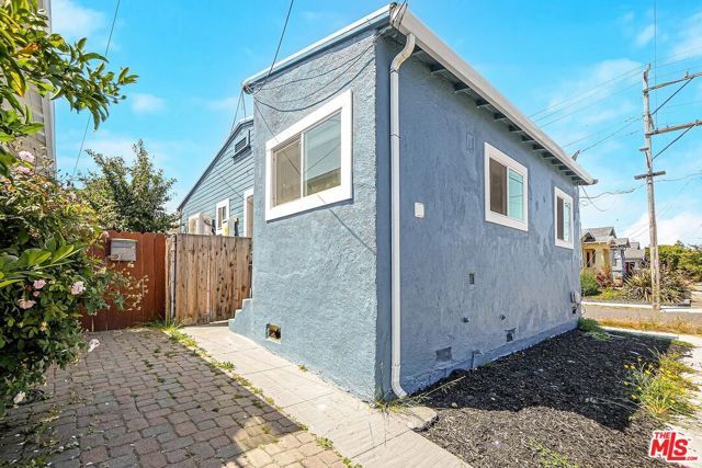 5726 Los Angeles Street, Oakland, CA 94608