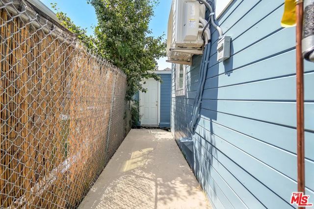 5726 Los Angeles Street, Oakland, CA 94608