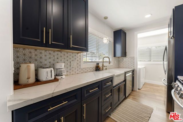 5726 Los Angeles Street, Oakland, CA 94608