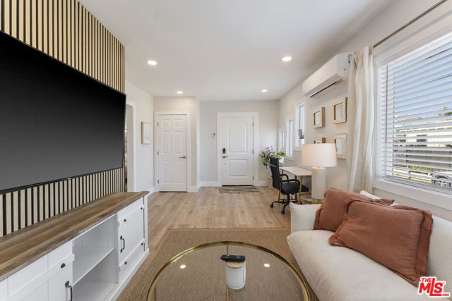 5726 Los Angeles Street, Oakland, CA 94608