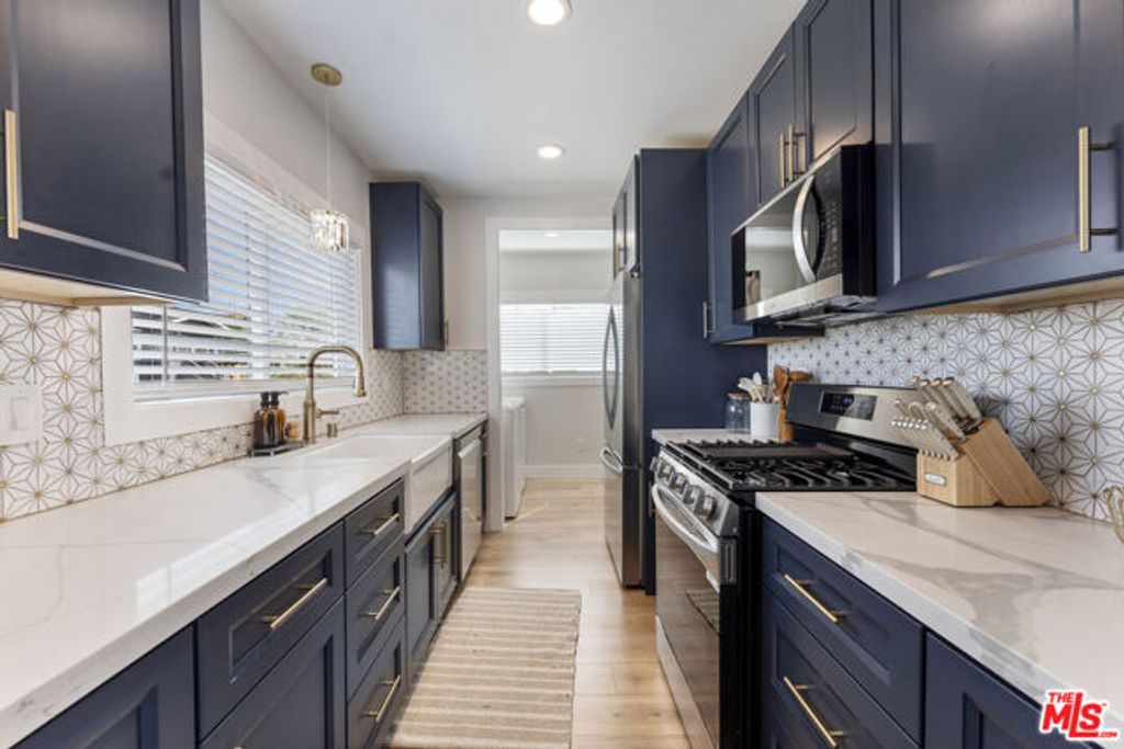 5726 Los Angeles Street, Oakland, CA 94608