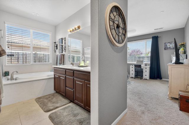 1708 Feathers Ct, Hughson, CA 95326