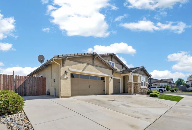 1708 Feathers Ct, Hughson, CA 95326