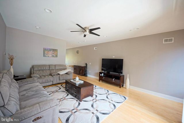 908 N FRONT ST, Philadelphia, PA 19123