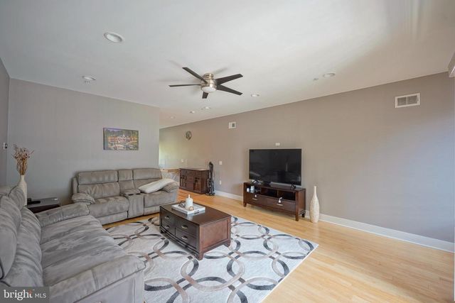 908 N FRONT ST, Philadelphia, PA 19123