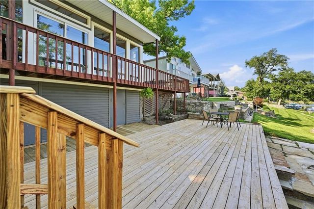 859 NW South Shore Drive, Kansas City, MO 64151
