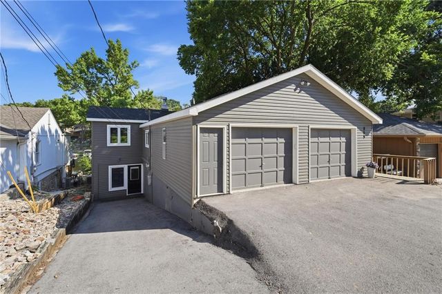 859 NW South Shore Drive, Kansas City, MO 64151