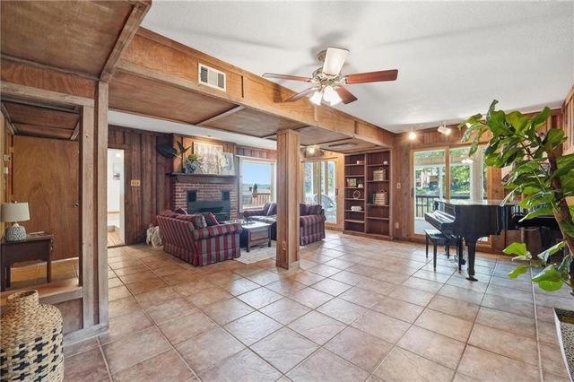 859 NW South Shore Drive, Kansas City, MO 64151