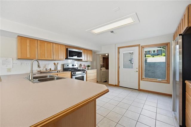 859 NW South Shore Drive, Kansas City, MO 64151