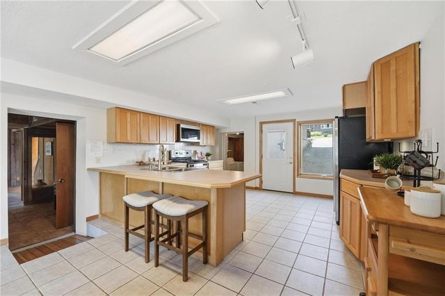 859 NW South Shore Drive, Kansas City, MO 64151