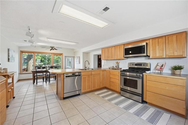 859 NW South Shore Drive, Kansas City, MO 64151
