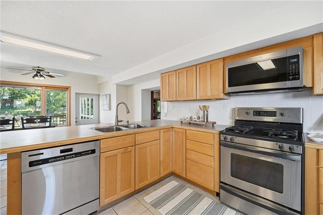 859 NW South Shore Drive, Kansas City, MO 64151