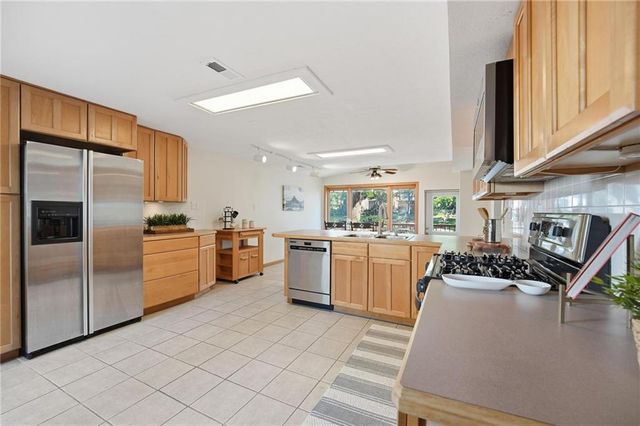 859 NW South Shore Drive, Kansas City, MO 64151
