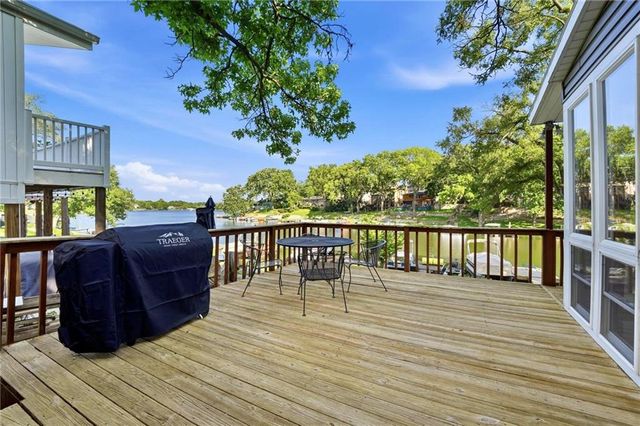 859 NW South Shore Drive, Kansas City, MO 64151
