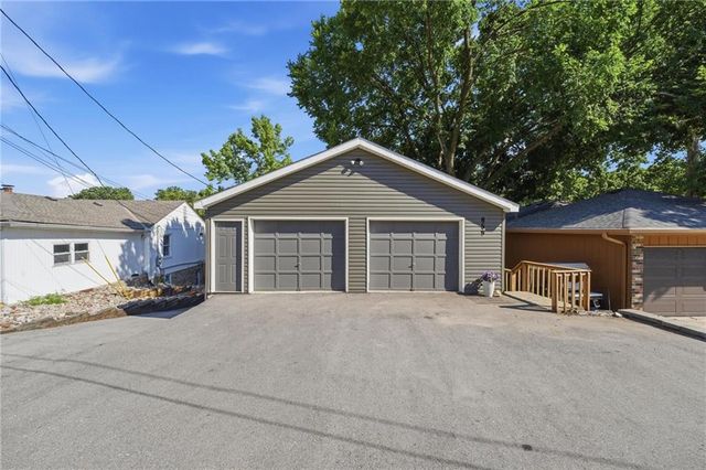 859 NW South Shore Drive, Kansas City, MO 64151