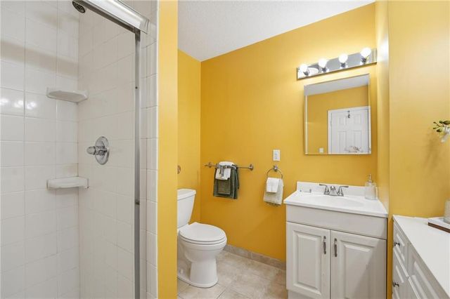 859 NW South Shore Drive, Kansas City, MO 64151