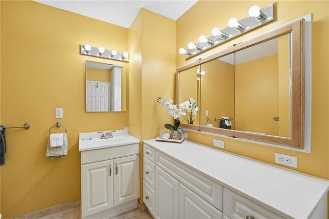 859 NW South Shore Drive, Kansas City, MO 64151