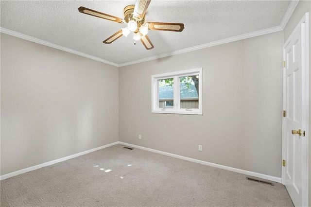 859 NW South Shore Drive, Kansas City, MO 64151