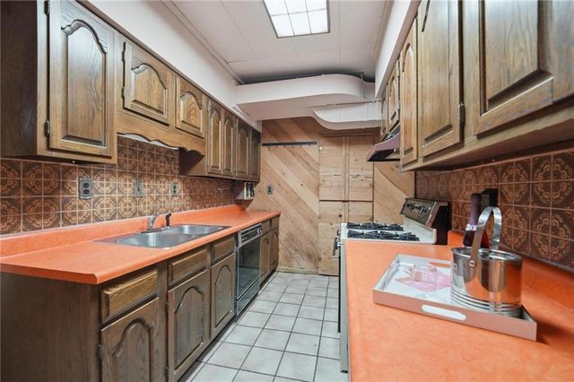 859 NW South Shore Drive, Kansas City, MO 64151