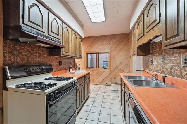 859 NW South Shore Drive, Kansas City, MO 64151