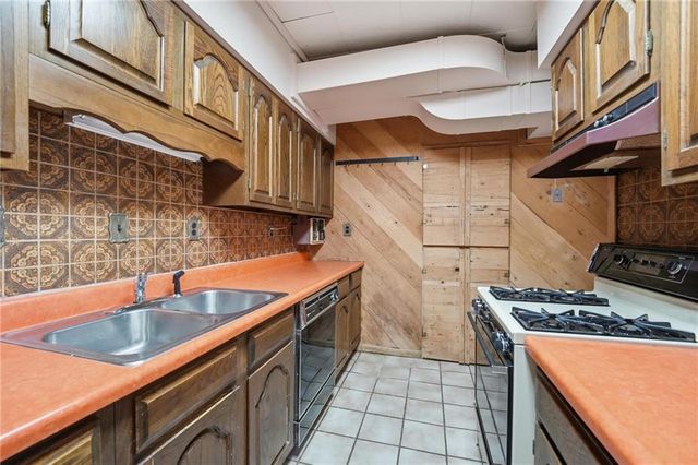 859 NW South Shore Drive, Kansas City, MO 64151